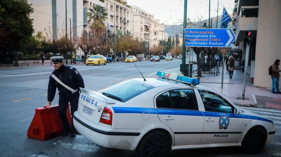 Φόβος και τρόμος τα Εξάρχεια: Μαχαιροβγάλτες κουκουλοφόροι επιτέθηκαν σε τουρίστες από την Νότια Κορέα!